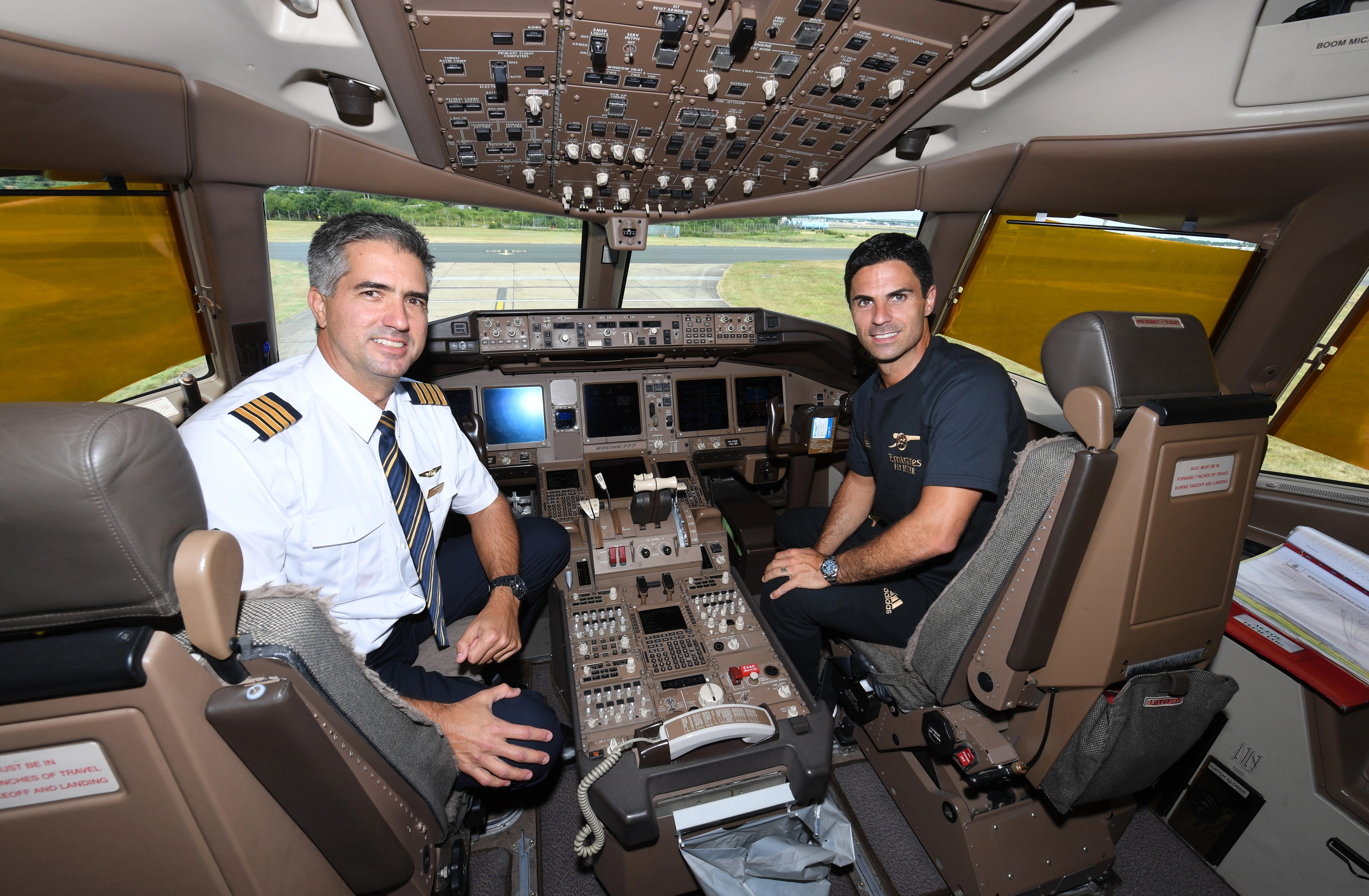 He took a photo with the pilot as the Gunners began their US tour