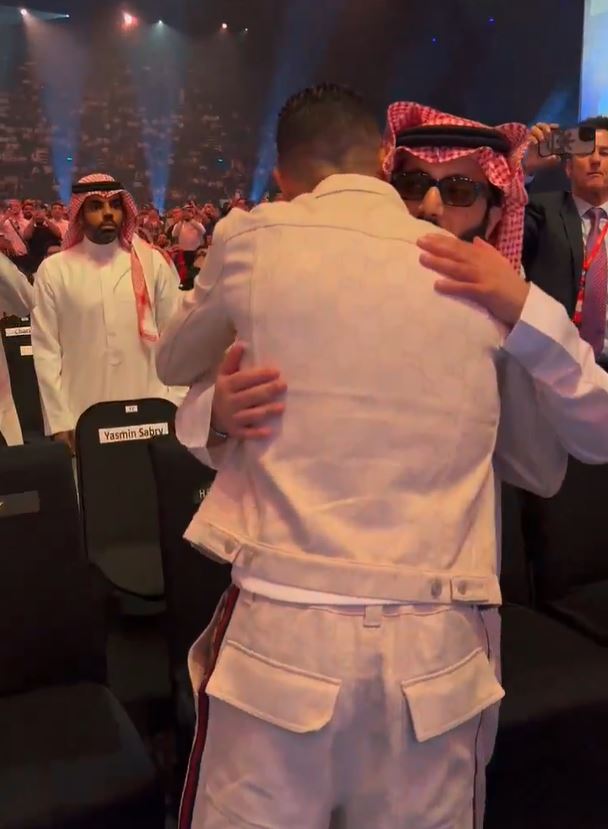 Ronaldo hugs Saudi boxing chief Turki Alalshikh